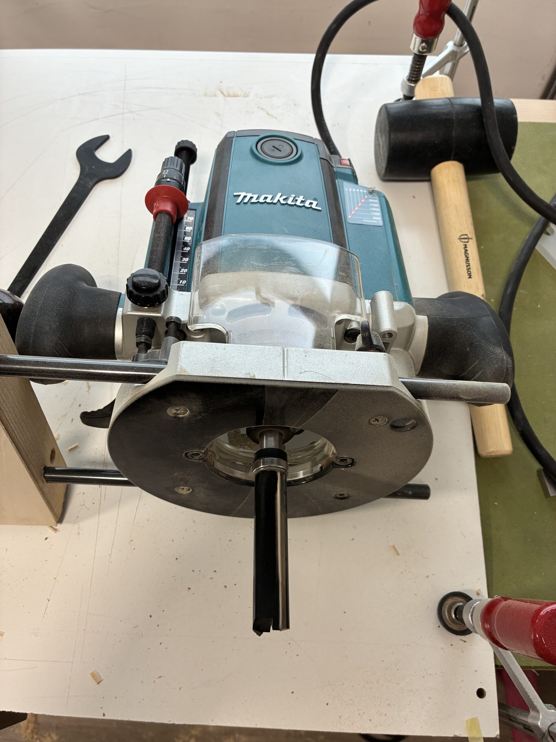 An image showing a router with a large-diameter blade